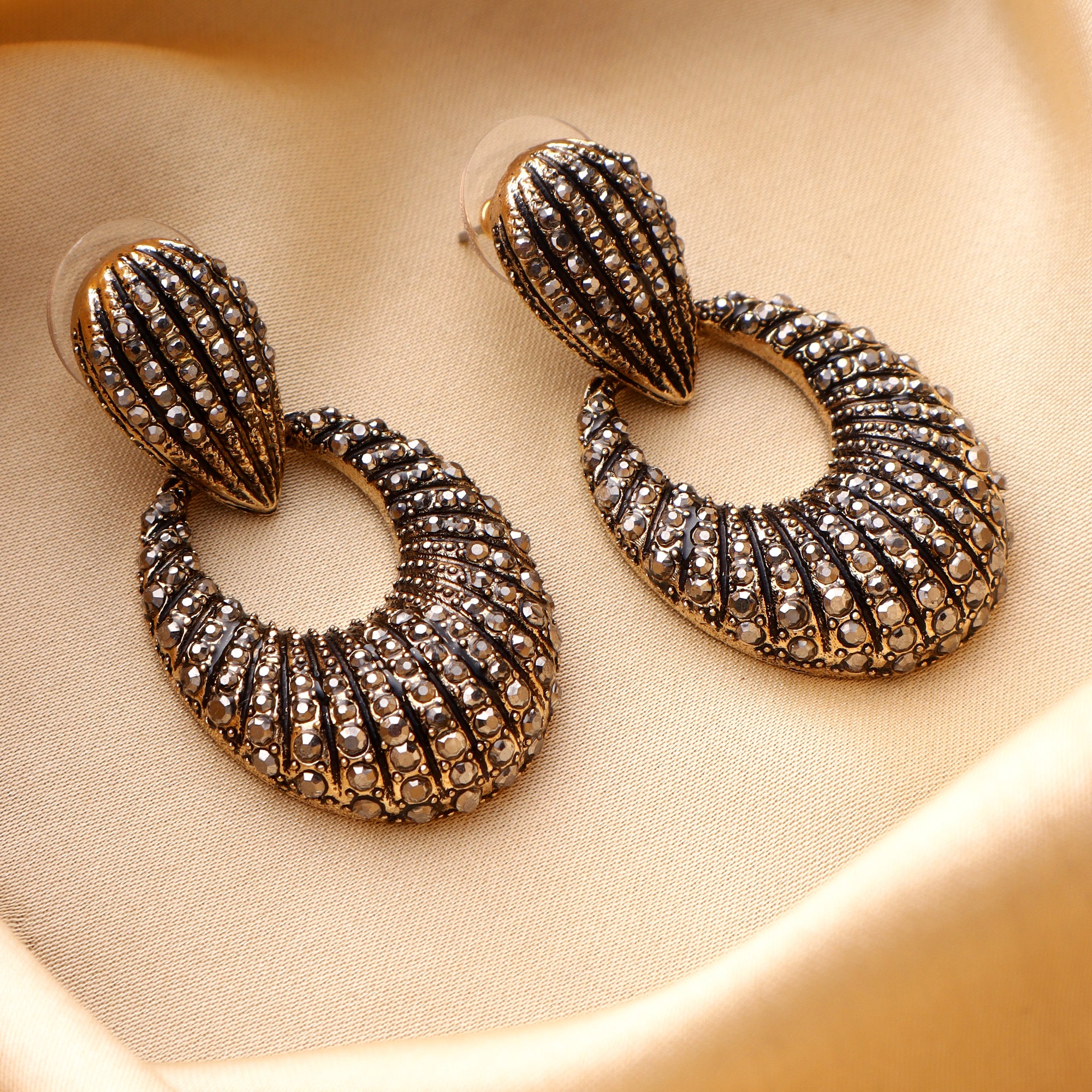 Her Jewels Antique Oval Shaped Dangler Earrings for Women & Girls – Elegant Hypoallergenic Alloy Jewelry